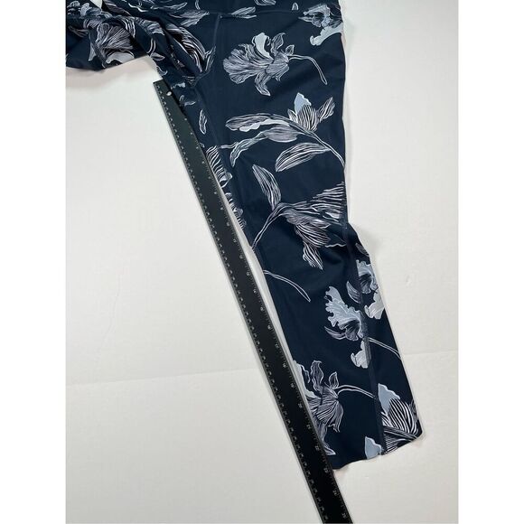 NWOT Athleta Floral Sonic Capri Navy White Reflective Style 291787 Size Medium - Picture 9 of 10